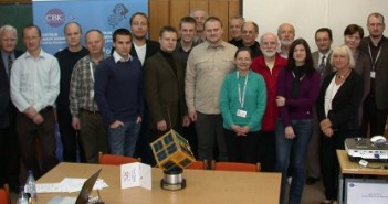 Zespół BRITE-PL. Od lewej: Piotr Orleański, Andrzej Pigulski (Uniw. Wrocławski), Krzysztof Ziołkowski, Karol Seweryn, Michał Mosdorf, Waldek Bujwan, Marcin Dobrowolski, Rafał Graczyk, Grzegorz Woźniak (CAMK), Cordell Grant (UTIAS_SFL, Kanada), Tomasz Zawistowski, Marcin Stolarski, Anthony Moffat (Uniw. Montreal, Kanada), Stefan Mochnacki (Uniw. Toronto, Kanada), Małgorzata Michalska, Aleksander Schwarzenberg-Czerny (CAMK, Warszawa), Slavek Rucinski (Uniw. Toronto, Kanada), Manuela Unterberger (TUG, Austria), Jakub Ryzenko, Irena Surwiło, Anna Wawrzaszek, Roman Wawrzaszek, Piotr Furmański (ITC WUT)/ Credits: CBK PAN